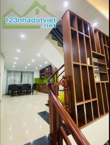 ĐẶC BIỆT HIẾM! NHÀ P.PHÚ ĐÔ - 50M- 5T- NGÕ OTO- TẶNG NỘI THẤT - NHỈNH 8 TỶ