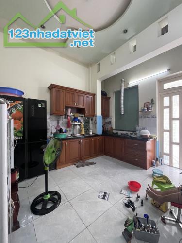 Cần bán gấp nhà đẹp 3 tầng hẻm xe hơi, gần trường, chợ Liên khu 4-5 khu dân cư chỉ 4.x tỷ,