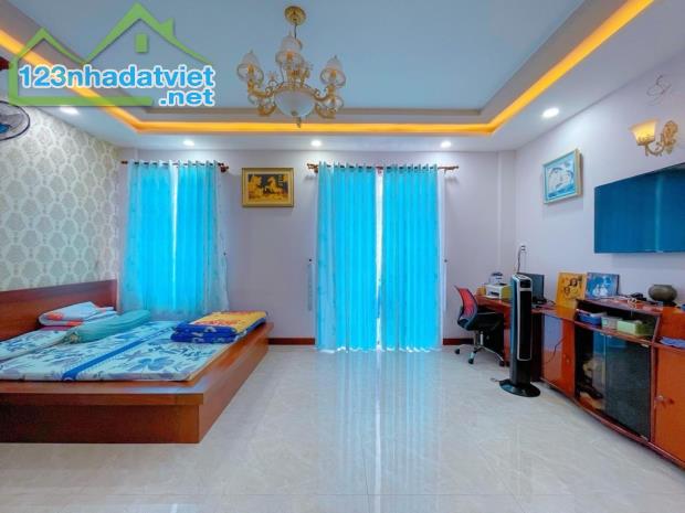 MẶT TIỀN KINH DOANH SẦM UẤT - 6 TẦNG - 6M x 16M - THANG MÁY - NỘI THẤT GỖ CAO CẤP