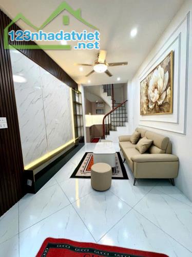 Bán nhà riêng, sát phố Minh Khai, quận Hai Bà Trưng, hàng hiếm, 22m2, 5 tầng, giá chỉ 5 - 1