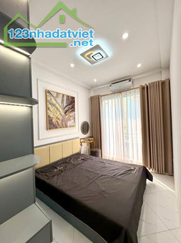 Bán nhà riêng, sát phố Minh Khai, quận Hai Bà Trưng, hàng hiếm, 22m2, 5 tầng, giá chỉ 5 - 3