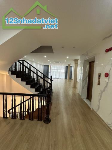 Bán nhà Phố Hoàng Ngân (Đỗ Quang)-KĐT Trung Hòa 130m/ 6T Thang máy/MT 7m 65 Tỷ - 4
