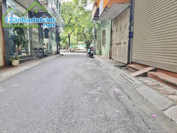 ⚜️ Phân lô Nguyên Hồng, Đống Đa, Sát phố, Vỉa hè Ô tô tránh, KD 49m2 5T, MT 4m, Chỉ 21.8