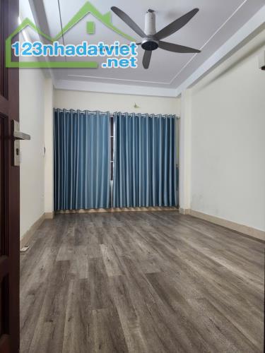 Cho thuê nhà KD, VP kết hợp ở gđ, nhóm 271 Trương Định, 5 tầng x 32m2, 3PN, 4 WC, 12 Triệu - 2