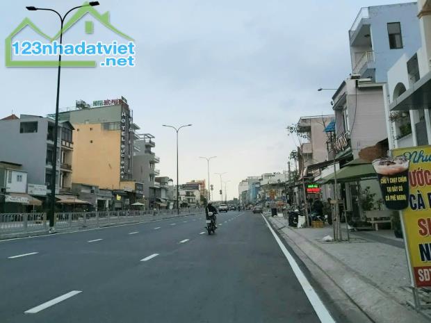 Bán nhà MTKD đường 32M Dương Quảng Hàm ngang 5m 100M² KD đa ngành 23.2 tỷ 

Mô tả - 2