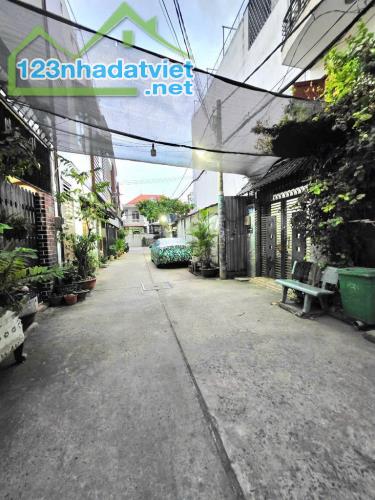 nhà xây kiên cố 4 tầng, 4 x 16, giá 6 tỷ 390 bớt lộc may mắn
