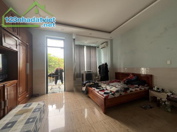 BÁN NHÀ 3 TẦNG MẶT TIỀN CẠNH HÀ KỲ NGỘ GIAO HỒ NGHINH – CHẠY 100M RA BIỂN 🌊