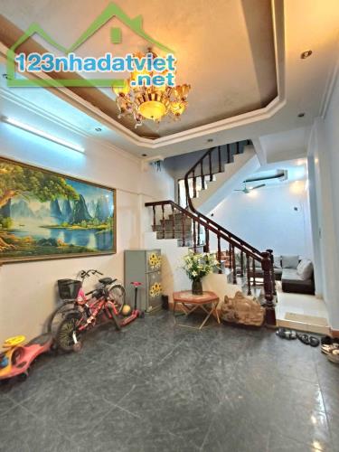 Bán nhà gần phố Chùa Láng, Đống Đa, 4 tầng dân xây, ngõ rộng, gần ô tô