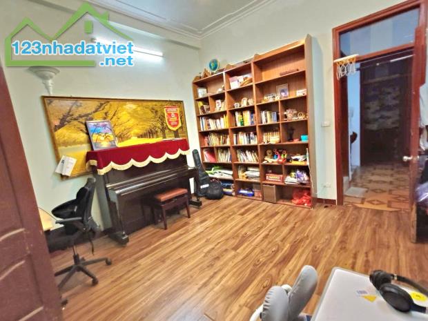 Bán nhà gần phố Chùa Láng, Đống Đa, 4 tầng dân xây, ngõ rộng, gần ô tô - 1
