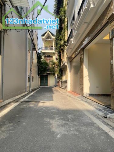 HOA HẬU NGUYỄN SƠN – 50M2 – 5 TẦNG – Ô TÔ NGỦ TRONG NHÀ – THANG MÁY – THIẾT KẾ HIỆN ĐẠI