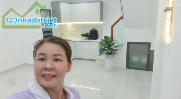 BÁN NHÀ HƯNG PHÚ QUẬN 8- NGANG 4.2M - 4 TẦNG BTCT KIÊN CÓ 1 BƯỚC RA MẶT TIỀN - NHỈNH 4 TỶ - 1