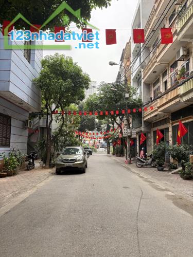 Bán nhà Trung Kính, 60m2, phân lô, đường rộng. Nhà đẹp 7 tầng có thang máy