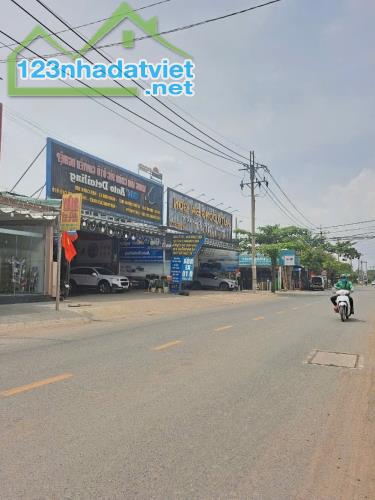 HÀNG HIẾM, 2 mặt tiền, Sát Vinhome Quận 9, DT 89m2 ( 6.4 x 15) chỉ 4 ty Hơn.
