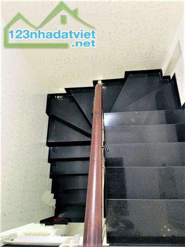 NHỈNH 7.5 TỶ - HẺM XE HƠI THÔNG CMT8 QUẬN 10 - DT 5.7x8M 4 LẦU 3PN LỚN TIỆN MỞ VP CTY/SPA - 2