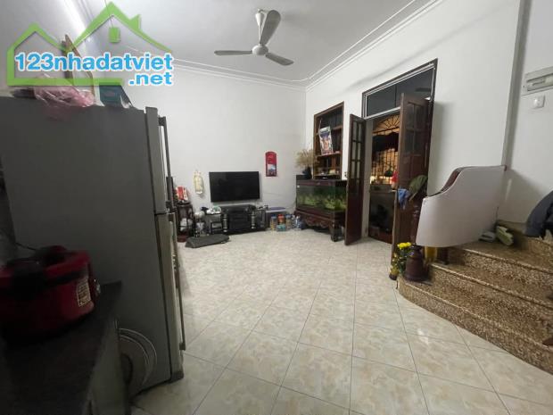 Chính Chủ Cần Bán gấp Nhà phố Khương Đình  -DT :46 M x4 Tầng  - Mt, 4 M  ( giá 6.95 tỷ ) - 2