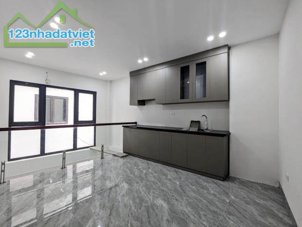 Cần nhượng lại nhà 🏠 Ngọc Trì , 43 m 5 tầng  mt 4 m . Rao 7,8xx tỉ - 2