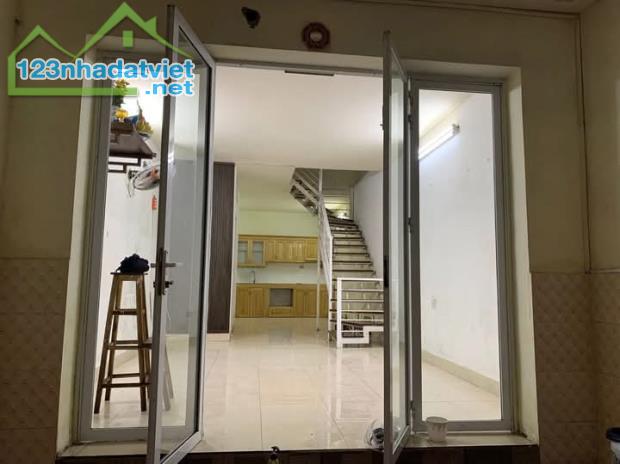 Cho thuê nhà ngõ ba gác phố Định Công Thượng Hoàng Mai 54m x 2 tầng, giá 8tr/tháng