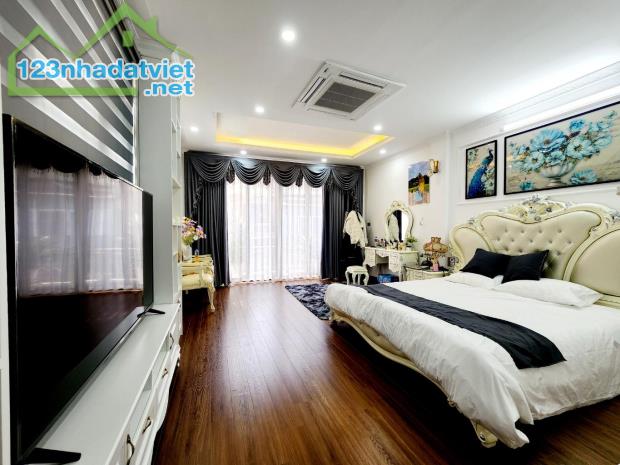 BÁN TÒA NHÀ VĂN PHÒNG KIBH DOANH LÔ GÓC 3 MẶT THOÁNG - CẦU GIẤY - 200M2-8 T - MT 15 M