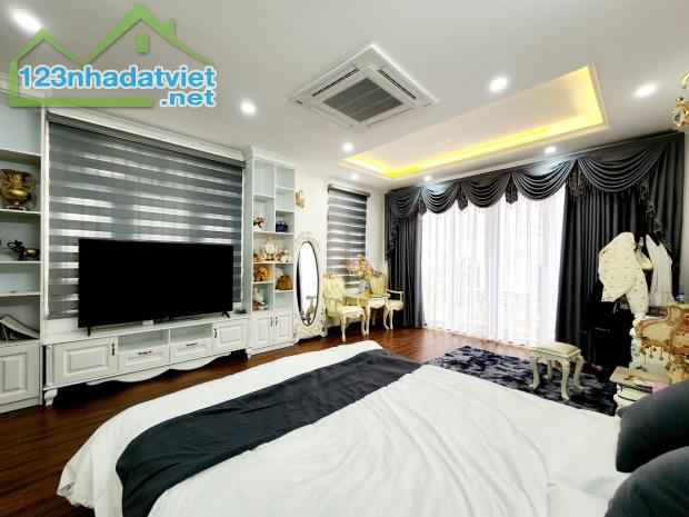 BÁN TÒA NHÀ VĂN PHÒNG KIBH DOANH LÔ GÓC 3 MẶT THOÁNG - CẦU GIẤY - 200M2-8 T - MT 15 M - 1