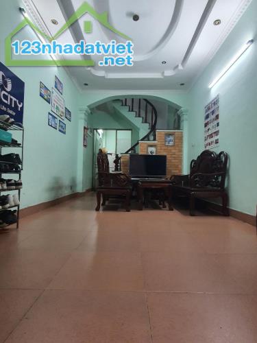 Nam Dư thông 649 Lĩnh Nam, cách 1 nhà ô tô 7 chỗ đỗ 30mx5t giá chỉ 5.6 tỷ.