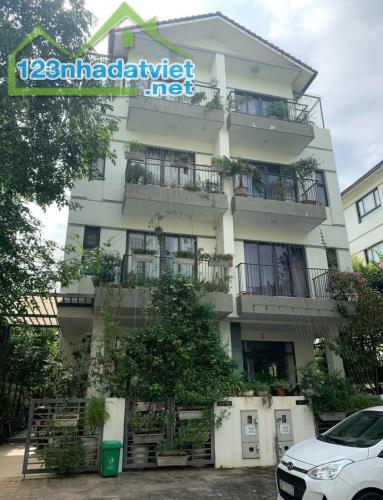 BIỆT THỰ ĐẲNG CẤP VƯỜN ĐÀO CỬA NGƯỜI THƯỢNG LƯU 210M GIÁ 100TY có TL