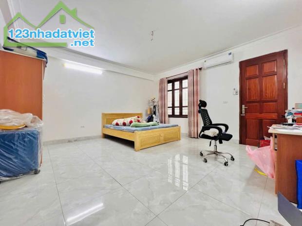 Cho thuê căn hộ Tập thể tầng 3 Phố Kim Liên, 73m2, 2 ngủ, ở hộ GĐ, 10 Triệu - 4