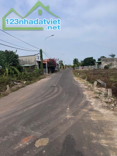 Chủ cần tiền bán lo đất  1 sào  có 100 tc hai mặt tiền đường mặt trước và mặt sau - 2