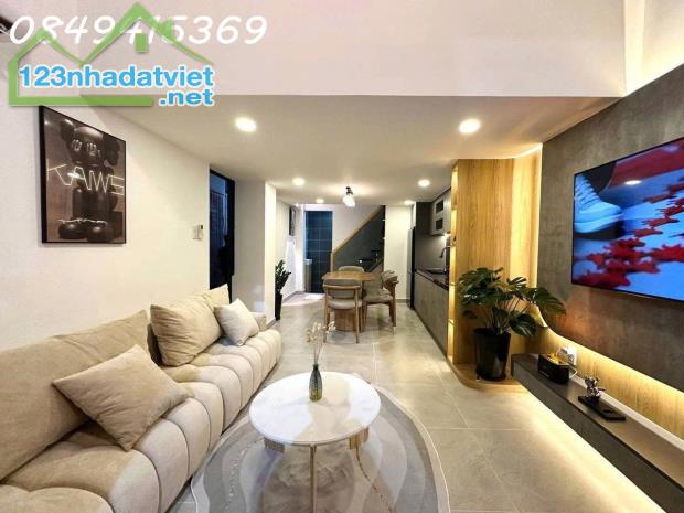 Nhà  Căn Góc 3 MT HXH Trường Sa trung tâm quận 3,- 5 tầng 36m2 sổ vuông Hoàn Công đủ