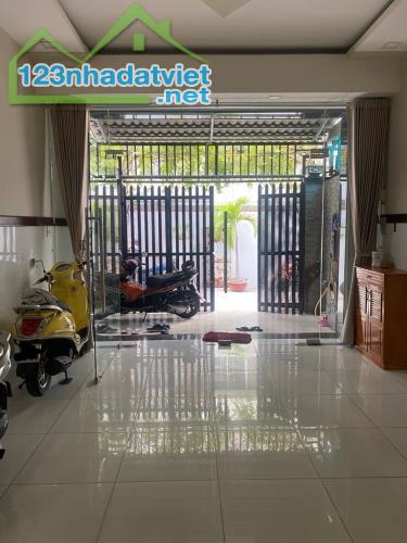 Bán gấp nhà đẹp ở ngay Trần Xuân Soạn, xe hơi ngủ nhà, 73m2, 4T, SHR, chỉ 10.9 Tỷ.