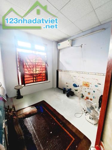 Bán Nhà Bình Tân, Đường Hương Lộ 2, 3Tầng, 4 phòng, hẻm 1/ 3m, thông thoáng chỉ nhỉnh 3 tỷ - 2