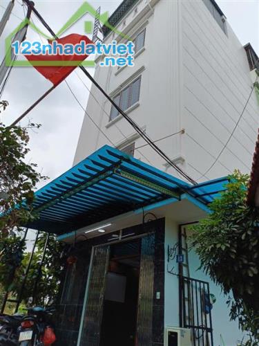 Vị trí đẹp gần phố lô góc hai mặt thoáng, xung quanh tiện ích bạt ngàn như chợ, siêu thị,