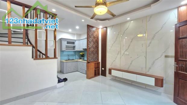 Vị trí đẹp gần phố lô góc hai mặt thoáng, xung quanh tiện ích bạt ngàn như chợ, siêu thị, - 2