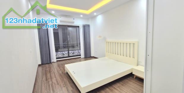 Vị trí trung tâm, ngõ rộng, thoáng, khu dân trí cao, an ninh tốt.  Full nội thất: - 2
