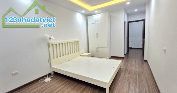 Vị trí trung tâm, ngõ rộng, thoáng, khu dân trí cao, an ninh tốt.  Full nội thất: - 3