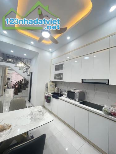 BÁN NHÀ NGUYÊN HỒNG - HỘ KHẨU BA ĐÌNH - DT: 43M2 - 4 TẦNG ĐẸP LONG LANH - NỘI THẤT HIỆN ĐẠ - 2