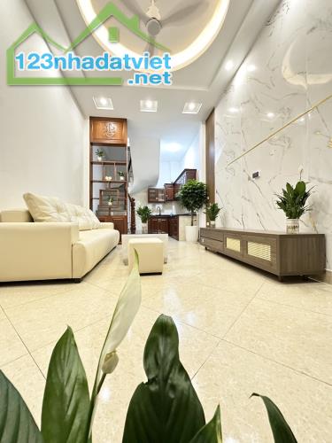 Nhà Lĩnh Nam- Tam Trinh 34m 5 tầng MT3.7m -MỚI KOONG - Ở LUÔN - SIÊU THOÁNG- GẦN PHỐ- OTO