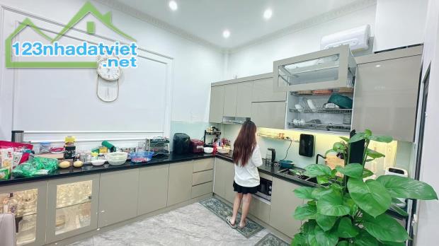 NHÀ SIÊU ĐẸP - FULL NỘI THẤT - SÁT MẶT PHỐ, 5M RA OTO TRÁNH - ĐI BỘ RA HỒ TÂY - 2