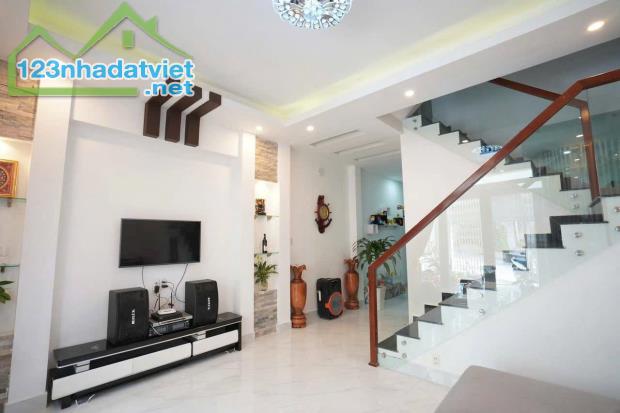 CẦN BÁN NHÀ ĐANG CHO THUÊ LÀM HOMESTAY Mặt tiền đường nhựa Cổ Loa, Phường 2, Đà Lạt