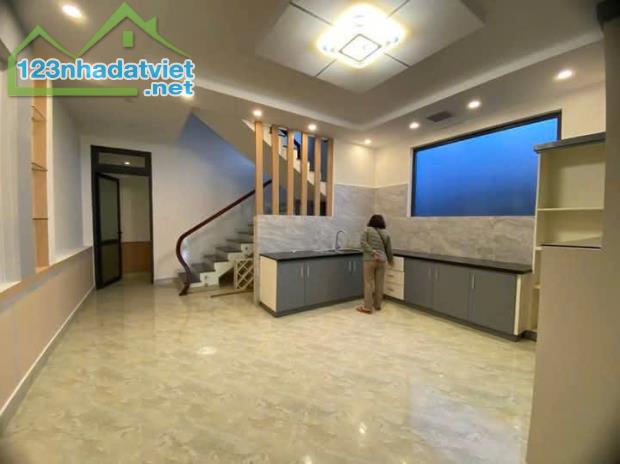 BÁN NHÀ PHƯỜNG 7 ĐÀ LẠT - 6,8 TỶ - Nhà hai mặt tiền đường, đường trước nhà 5m gần ủy ban