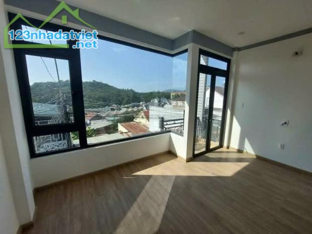 BÁN NHÀ PHƯỜNG 7 ĐÀ LẠT - 6,8 TỶ - Nhà hai mặt tiền đường, đường trước nhà 5m gần ủy ban - 1