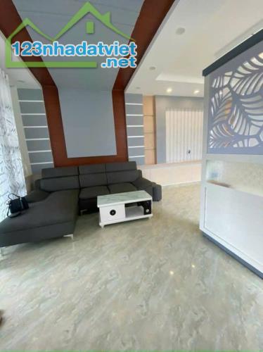BÁN NHÀ PHƯỜNG 7 ĐÀ LẠT - 6,8 TỶ - Nhà hai mặt tiền đường, đường trước nhà 5m gần ủy ban - 2