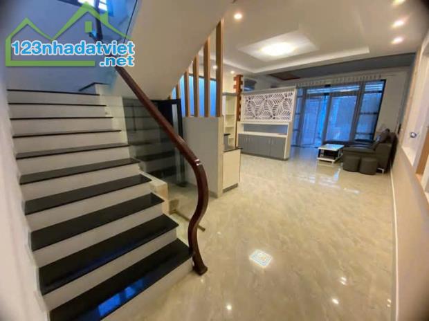 BÁN NHÀ PHƯỜNG 7 ĐÀ LẠT - 6,8 TỶ - Nhà hai mặt tiền đường, đường trước nhà 5m gần ủy ban - 3