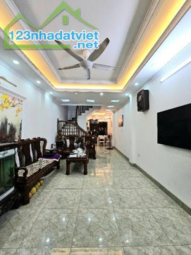 NHÀ ĐẸP NGÔ GIA TỰ LONG BIÊN, NGÕ Ô TÔ, GẦN PHỐ, DT RỘNG CÓ 6.X TỶ