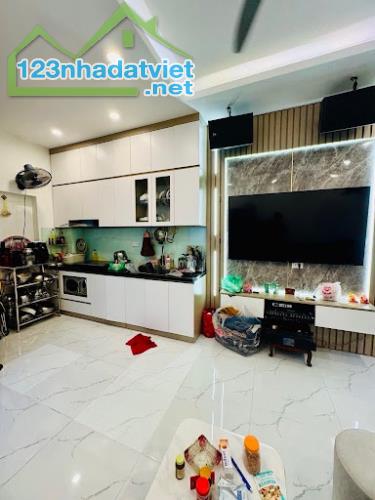 NHỈNH 5 TỶ CÓ NGAY NHÀ ĐẸP LUNG LINH - 5 TẦNG TRUNG TÂM HAI BÀ TRƯNG - SÁT PHỐ Ô TÔ GẦN -
