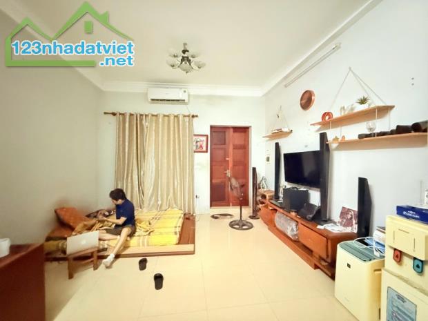 Nhà Hoàng Hoa Thám, Ba đình. 43m; MT 4.8; Giá 9 tỷ  BÁN ĐẤT TẶNG NHÀ - NGÕ NÔNG GẦN CHỢ - - 2