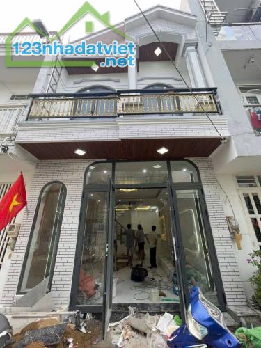 Bán nhà đang hoàn thiện TT Nhà Bè -  Diện tích: 4.6m x 11m - Giá: 5TỶ150