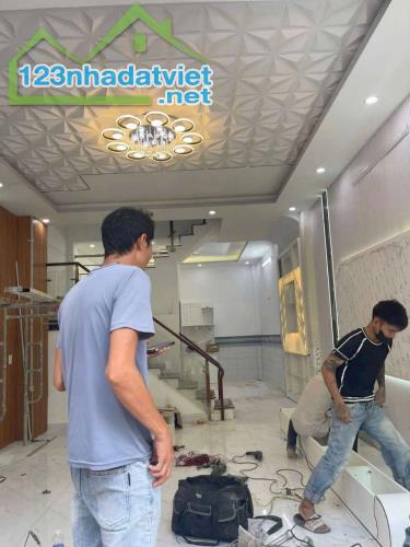 Bán nhà đang hoàn thiện TT Nhà Bè -  Diện tích: 4.6m x 11m - Giá: 5TỶ150 - 1