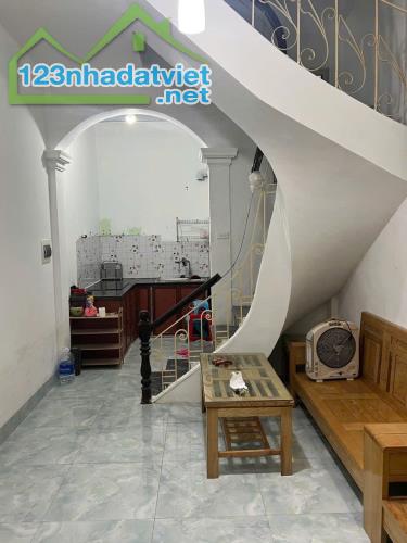 Cho thuê nhà ngõ Giếng Mứt, 3.5 tầng x 32m2, 2 ngủ, 8 Triệu ở gia đình, nhóm ngoan