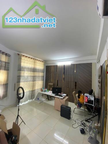 BÁN NHÀ LÔ GÓC  - ĐƯỜNG NHỰA THÔNG THOÁNG- 3 TẦNG- 71M2- NGANG 5m - CHỦ THIỆN CHÍ XOẮN - 4
