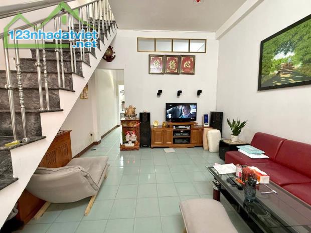 Nhà 2 tầng 2 mặt kiệt oto Trưng Nữ Vương  . Diện tích : 49m , ngang 5m . Giá : 3tỷ450 TL - 3